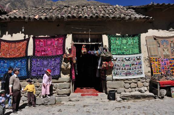 Venda de tapeçaria em Ollantaytambo, no Valle Sagrado, perto de Cusco, no Peru